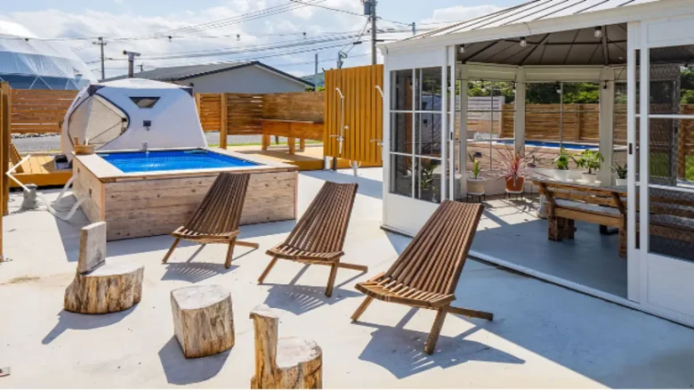 日向ヴィレッジのテラスエリアとジャグジー、デッキチェア付きのアウトドアスペース