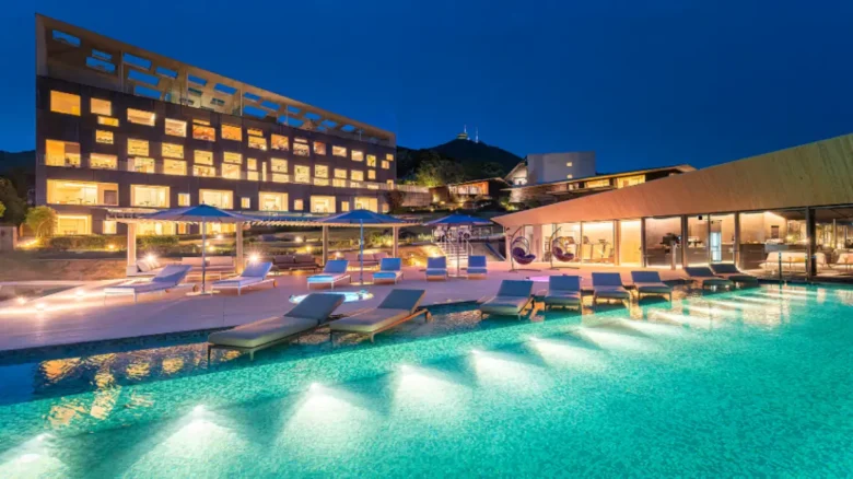 夜景に映えるガーデンテラス長崎ホテル&リゾートのプールと建物