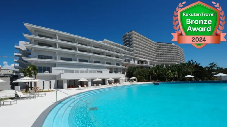 楽天トラベルブロンズアワード2024を受賞した沖縄の高級リゾートホテルとプールの外観