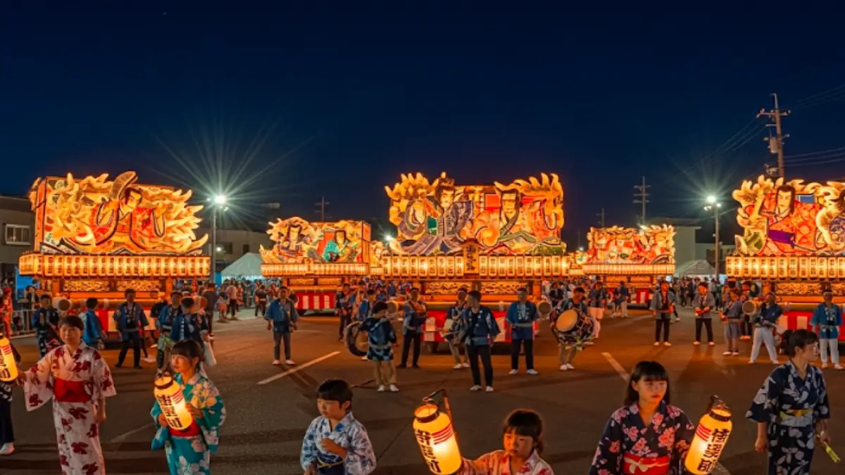 知覧ねぷた祭り2025を楽しむ観客たちとねぷたの様子