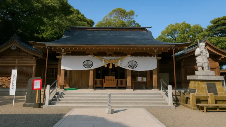 駒宮神社の本殿を正面から。白い奉納幕と木造の社殿が印象的な宮崎県日南市の由緒ある神社