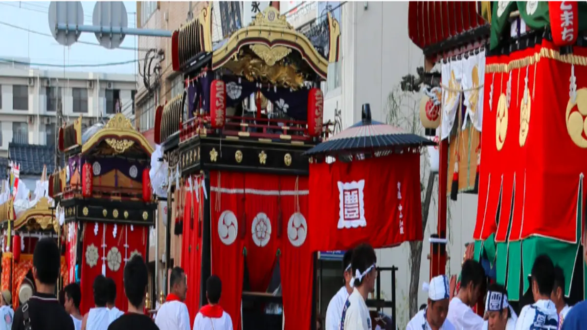 2025年に開催される中津祇園祭の山車と参加者の様子を写した写真。歴史ある祭りの熱気と伝統を感じる場面。